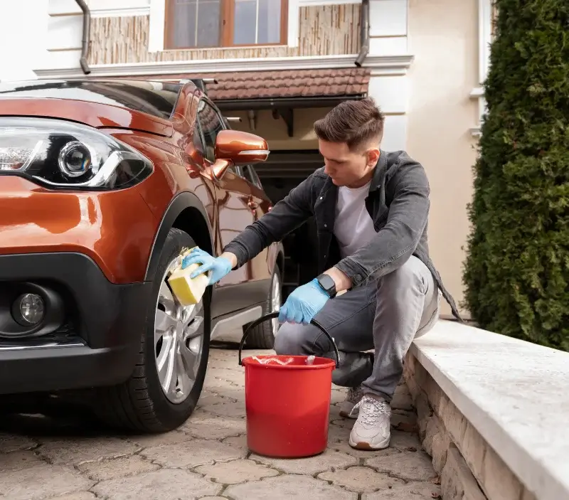 Lavage auto à domicile Lauris : professionnel intervenant sur un véhicule